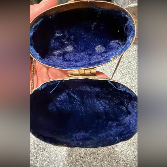 Antique 1920/1930 Pillow Purse Brass Copper Velvet Lined with Rope Chain - Picture 5 of 5